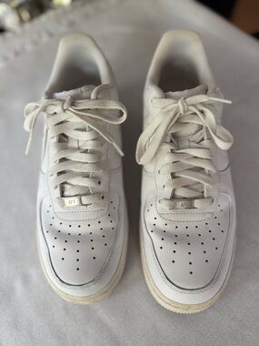 Men’s Nike White Low-Top Leather Sneakers size 10